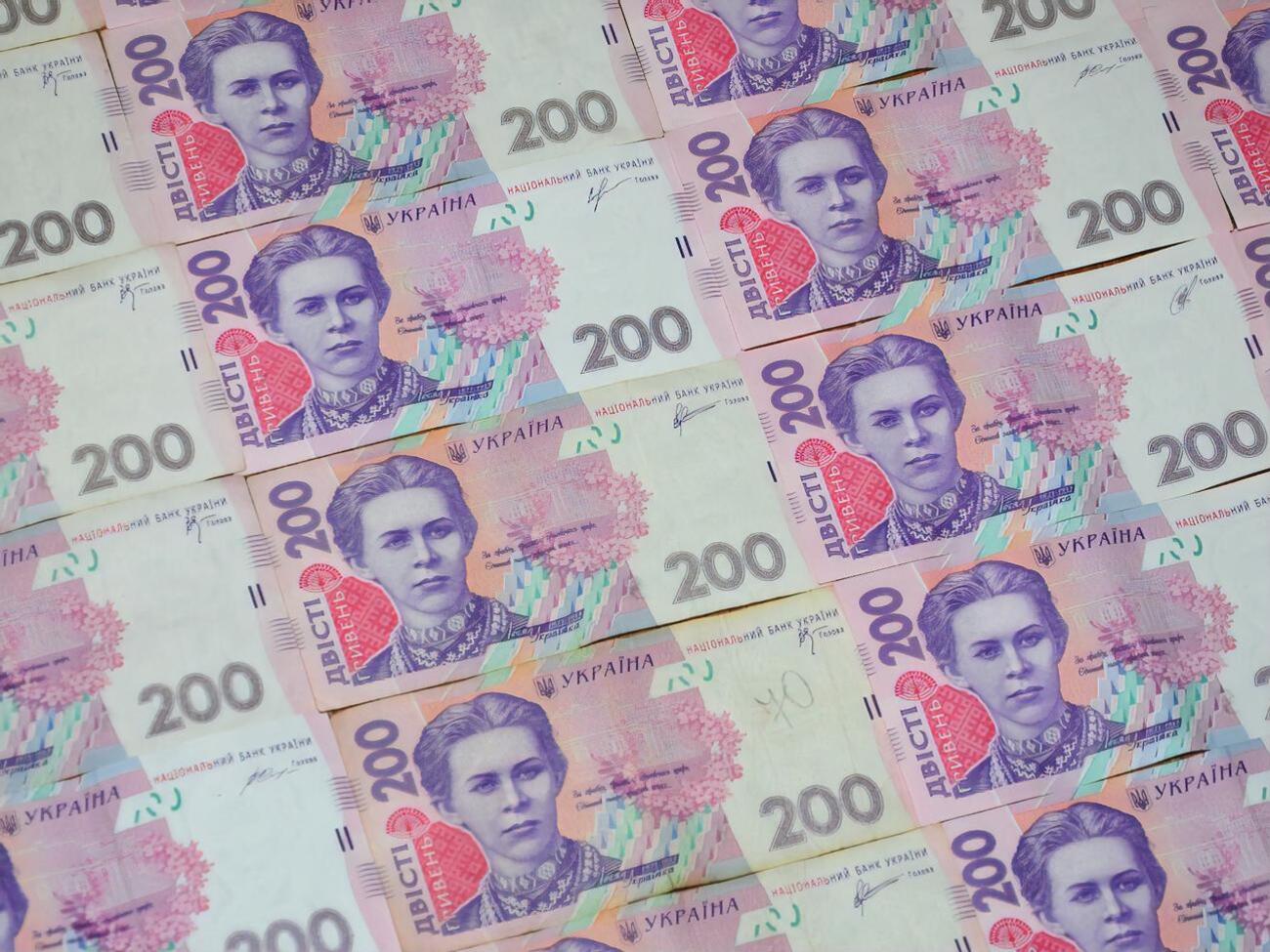 К доллару гривна укрепилась на 12 копеек