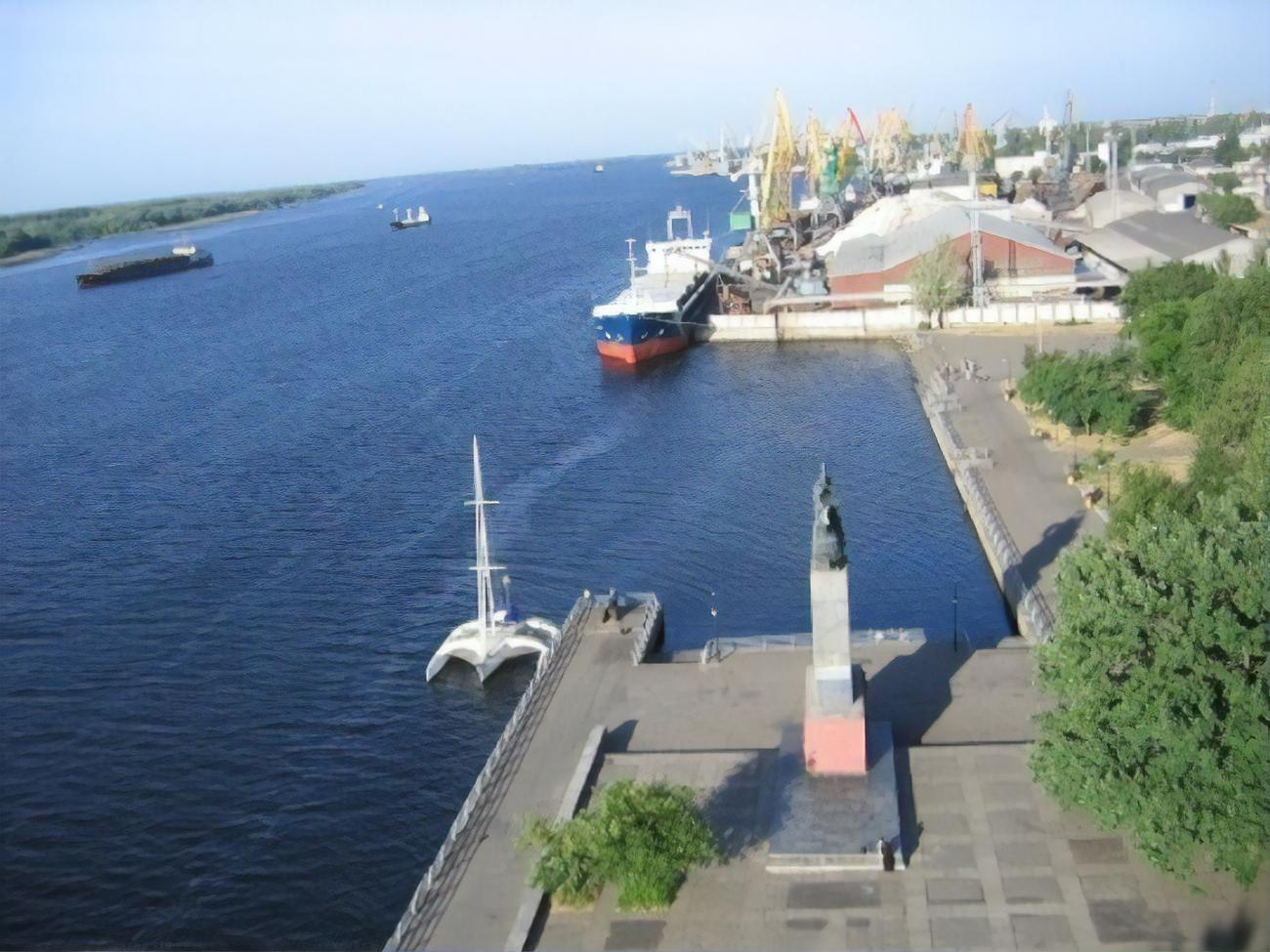 На территорию порта грузовик въехал рано утром