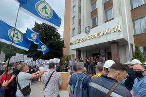 Адвокати заводу зазначили, що в позові громадської організації було вказано нереальних людей, а також осіб, дані яких використовували без їхнього відома