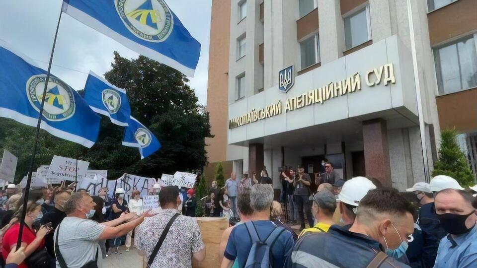 Адвокати заводу зазначили, що в позові громадської організації було вказано нереальних людей, а також осіб, дані яких використовували без їхнього відома