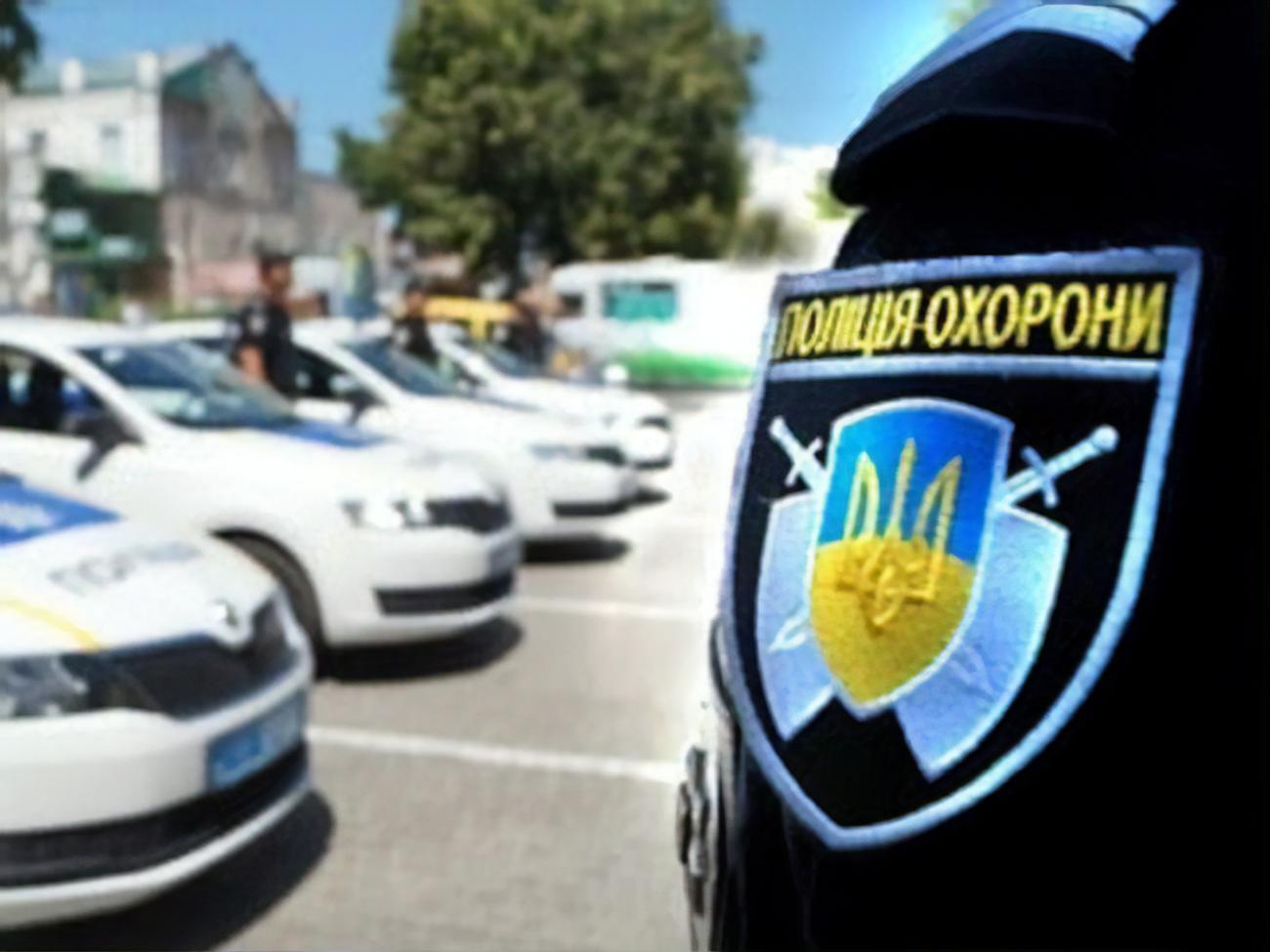 Поліцейські змусили чоловіка сісти в автомобіль