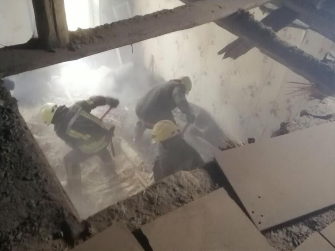 По данным спасателей, в доме произошло обрушение перекрытия