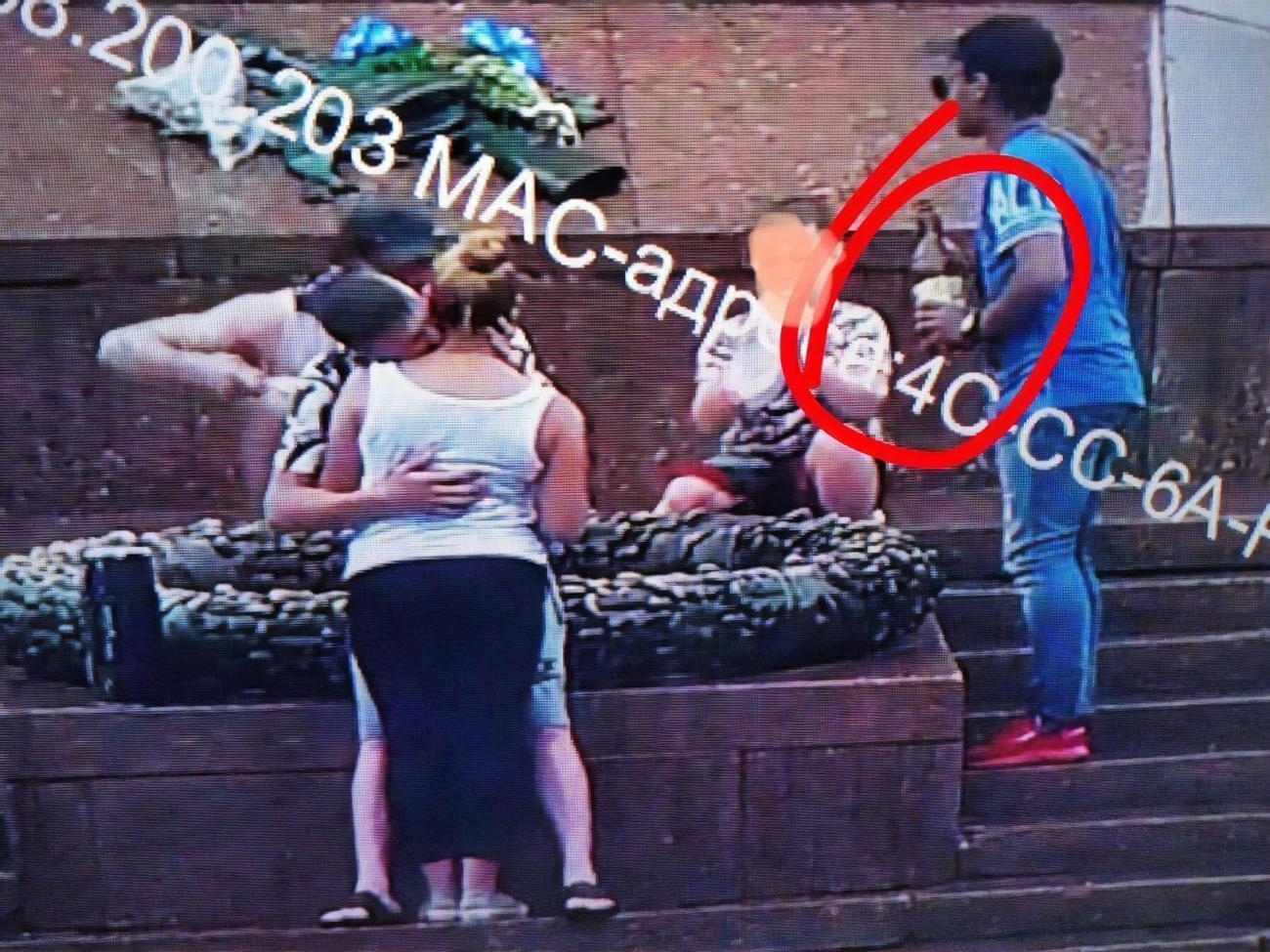 Уже через несколько минут охрана попросила отдыхающих сменить место пикника на более подходящее