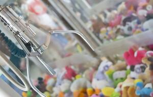 Ребенок хотел попробовать достать игрушку из автомата