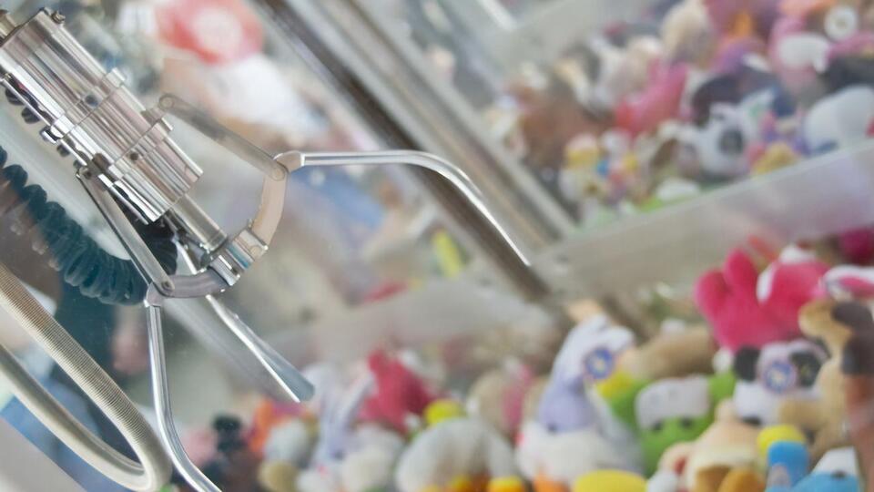 Ребенок хотел попробовать достать игрушку из автомата