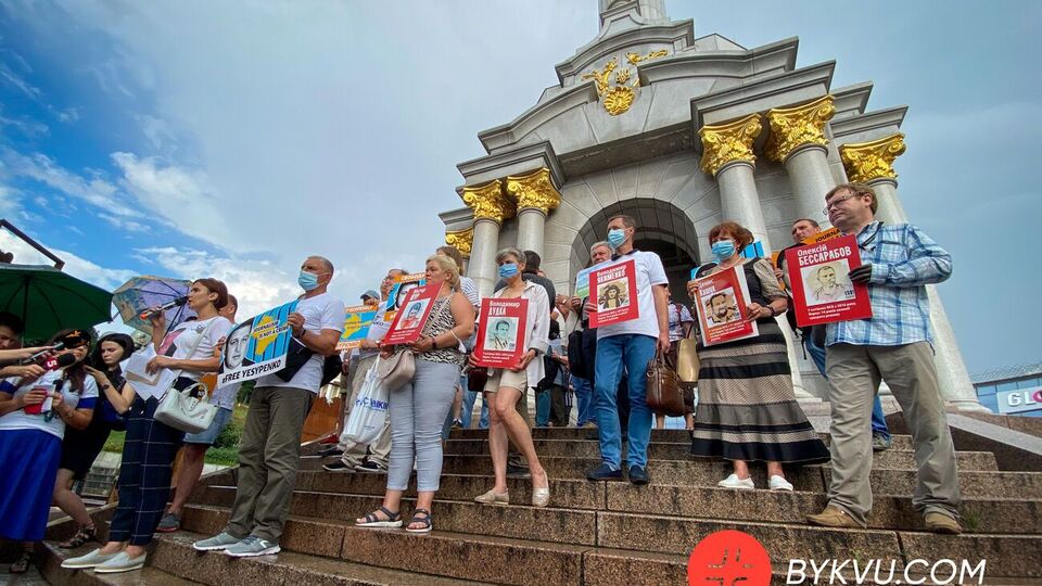 В Киеве прошла акция в поддержку арестованного в Крыму журналиста Есипенко и других политзаключенных. Фоторепортаж
