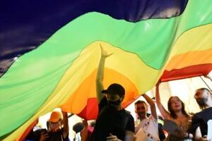 Перед зданием парламента развернули ЛГБТ-флаг