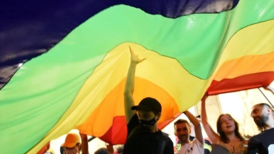 Перед зданием парламента развернули ЛГБТ-флаг