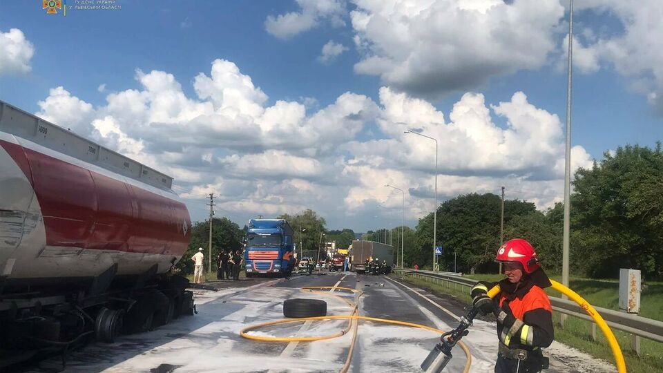 Пальне вже змили, рух на трасі відновлено