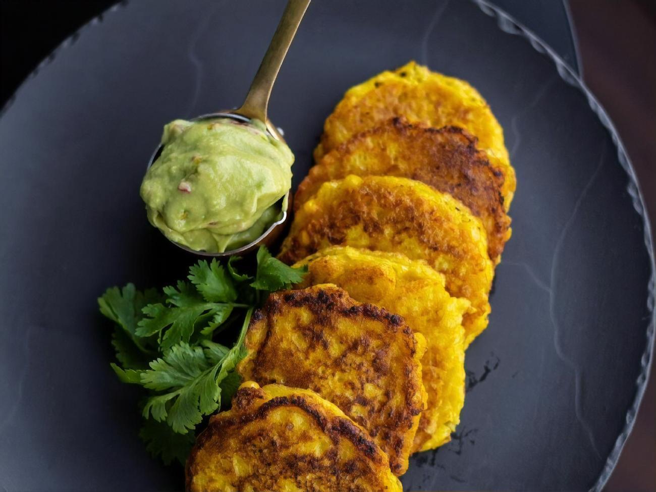 Кукурузные оладьи хорошо сочетаются с соусом гуакамоле