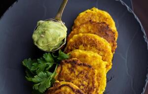 Кукурузные оладьи хорошо сочетаются с соусом гуакамоле