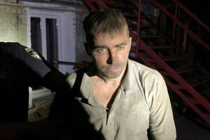 Зараз затриманого допитують слідчі
