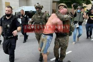 Правоохоронці повідомили, що стрілець вчинив підпал квартири, у якій закрився