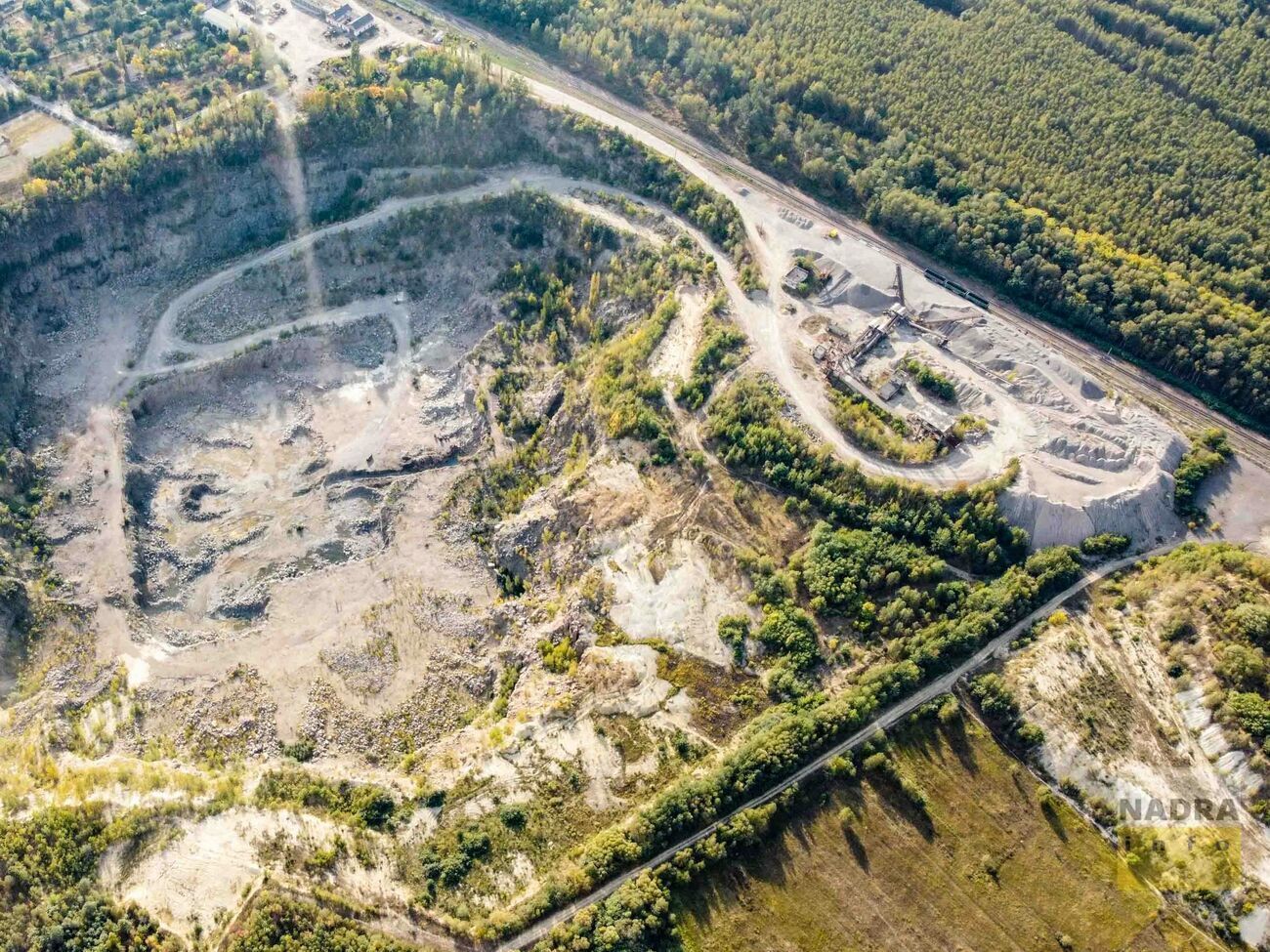 Появление "эксклюзивных" посредников на щебневых и гранитных карьерах удорожает строительство объектов в рамках "Большого строительства", пишет ZN.UA