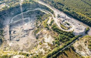 Появление "эксклюзивных" посредников на щебневых и гранитных карьерах удорожает строительство объектов в рамках "Большого строительства", пишет ZN.UA