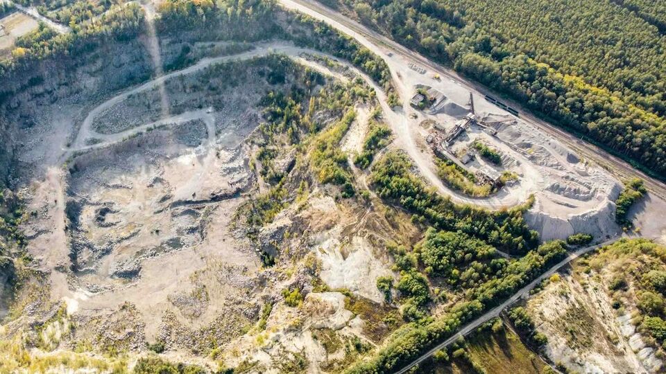 Появление "эксклюзивных" посредников на щебневых и гранитных карьерах удорожает строительство объектов в рамках "Большого строительства", пишет ZN.UA