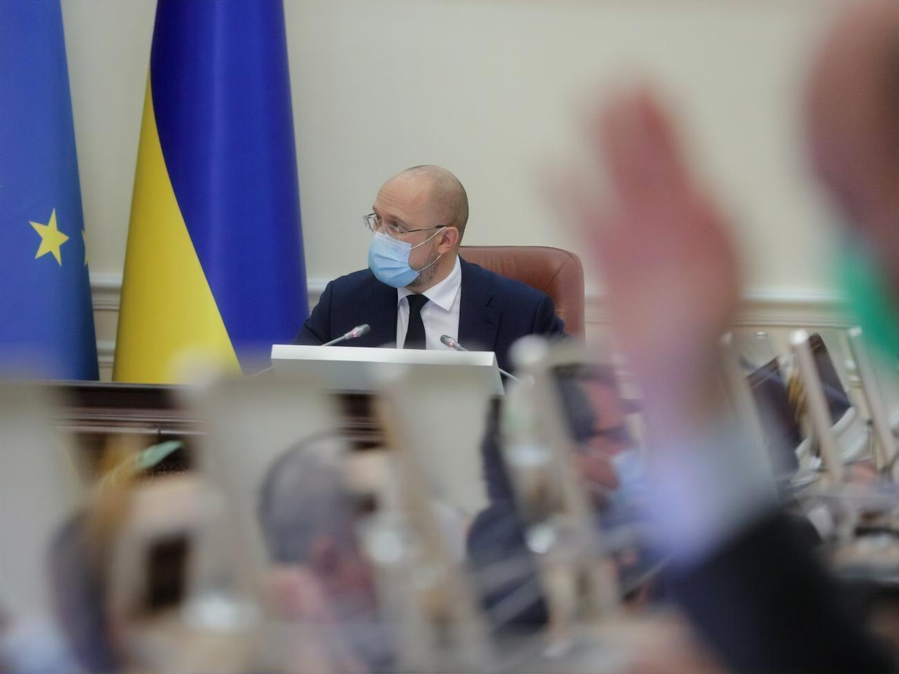 Рішення уряду пов'язане із введенням санкцій ЄС проти білоруських посадовців і Лукашенка торік