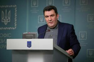 Данилов: Я за двуязычие. Но это должен быть обязательно английский