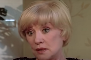 Алентову уже переводили из реанимации в обычную палату, однако теперь она вновь туда вернулась