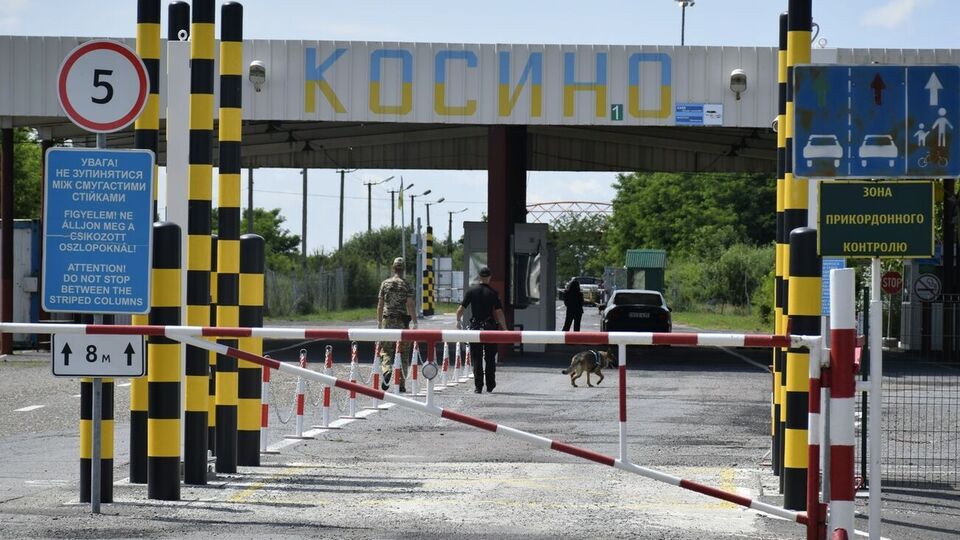 З української сторони пункти пропуску на кордоні з Угорщиною роботи не припиняли