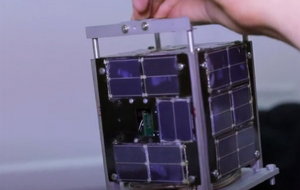 Спутник PolyITAN-1 обеспечивает себя питанием и бесперебойно передает сигнал на наземную станцию КПИ