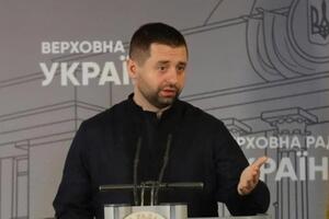 Арахамія вважає, що досвід представництва Компартії Китаю в кожному населеному пункті "неодмінно потрібно переймати"