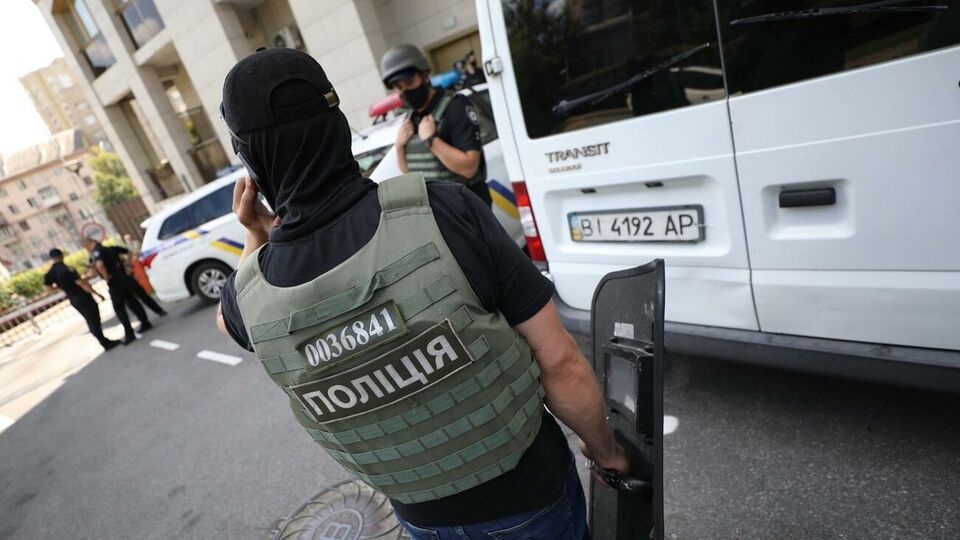 38-летний мужчина забаррикадировался в квартире и стрелял через дверь, он ранил двоих