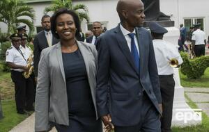 Мартин Моиз (слева) проходит лечение, ее муж (справа) погиб в результате нападения в столице Гаити