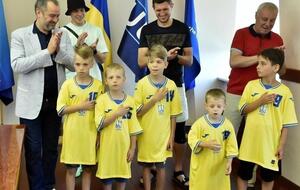 Мальчики спели гимн вместе с профессиональными футболистами