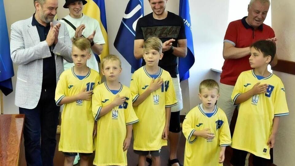 Хлопчики заспівали гімн разом із професійними футболістами