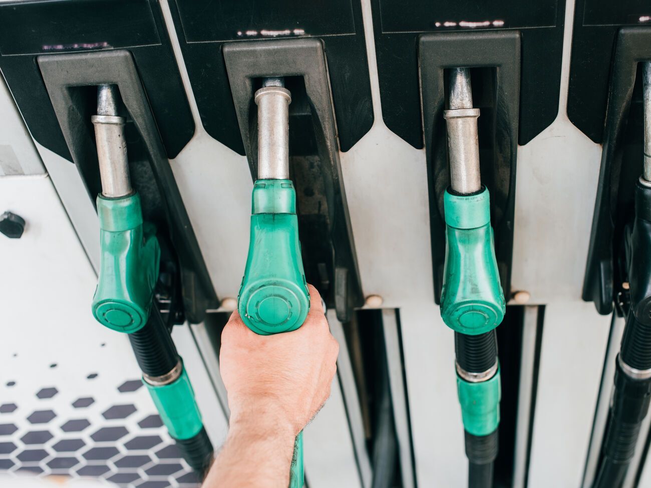 На заправке обязательно должен быть паспорт качества топлива