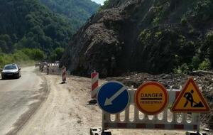 Скала опасно нависала над дорогой, ее разбирали два месяца