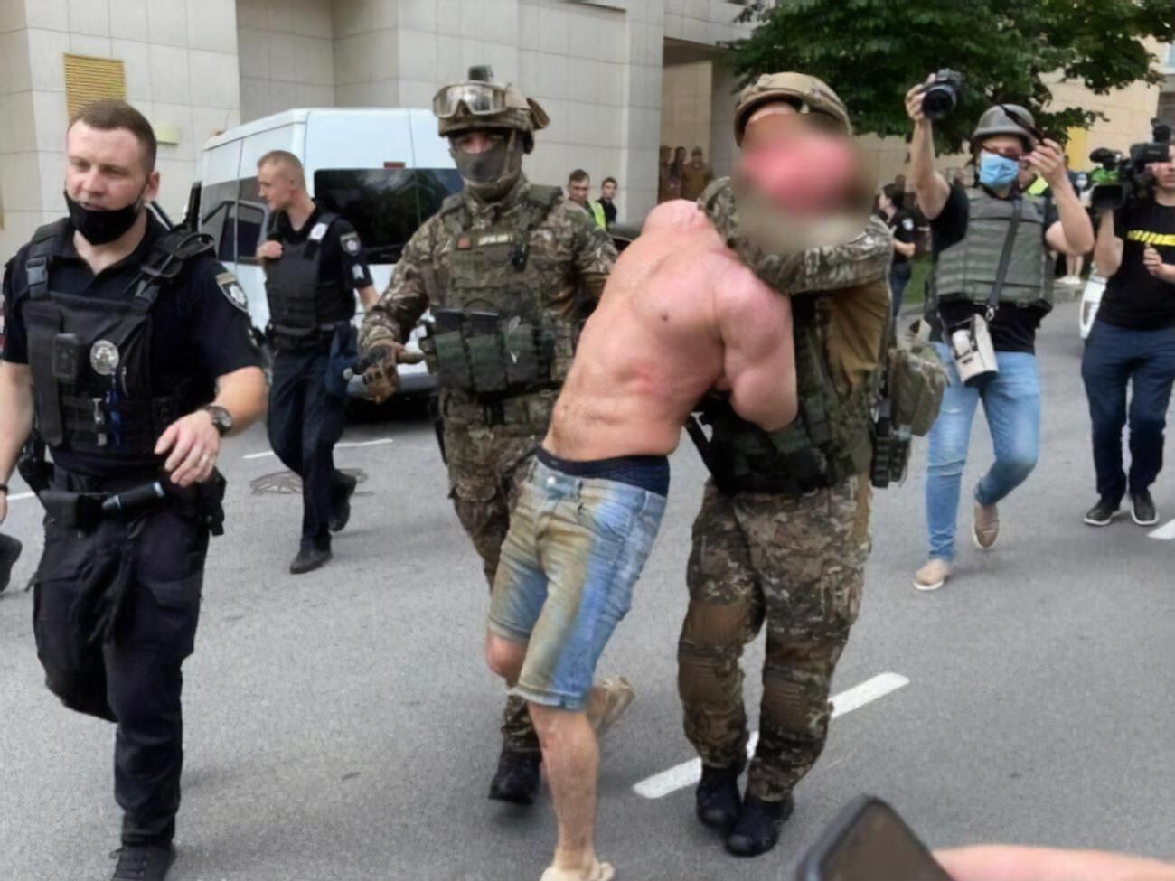 У Голосіївський районний суд Києва спрямовано клопотання про обрання затриманому запобіжного заходу у вигляді тримання під вартою