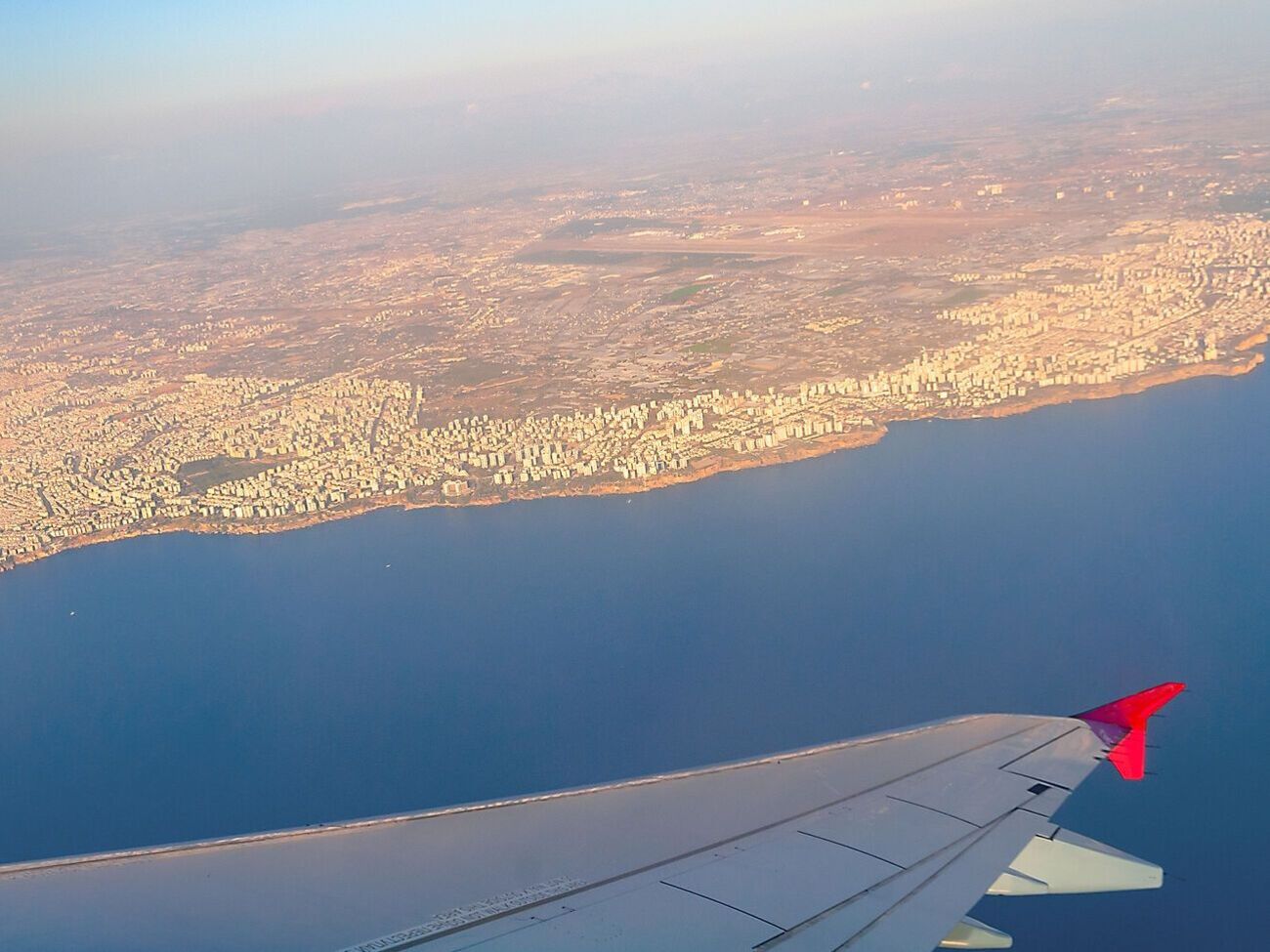 Сегодня утром пассажиры задержанного рейса покинули Турцию, сообщил консул