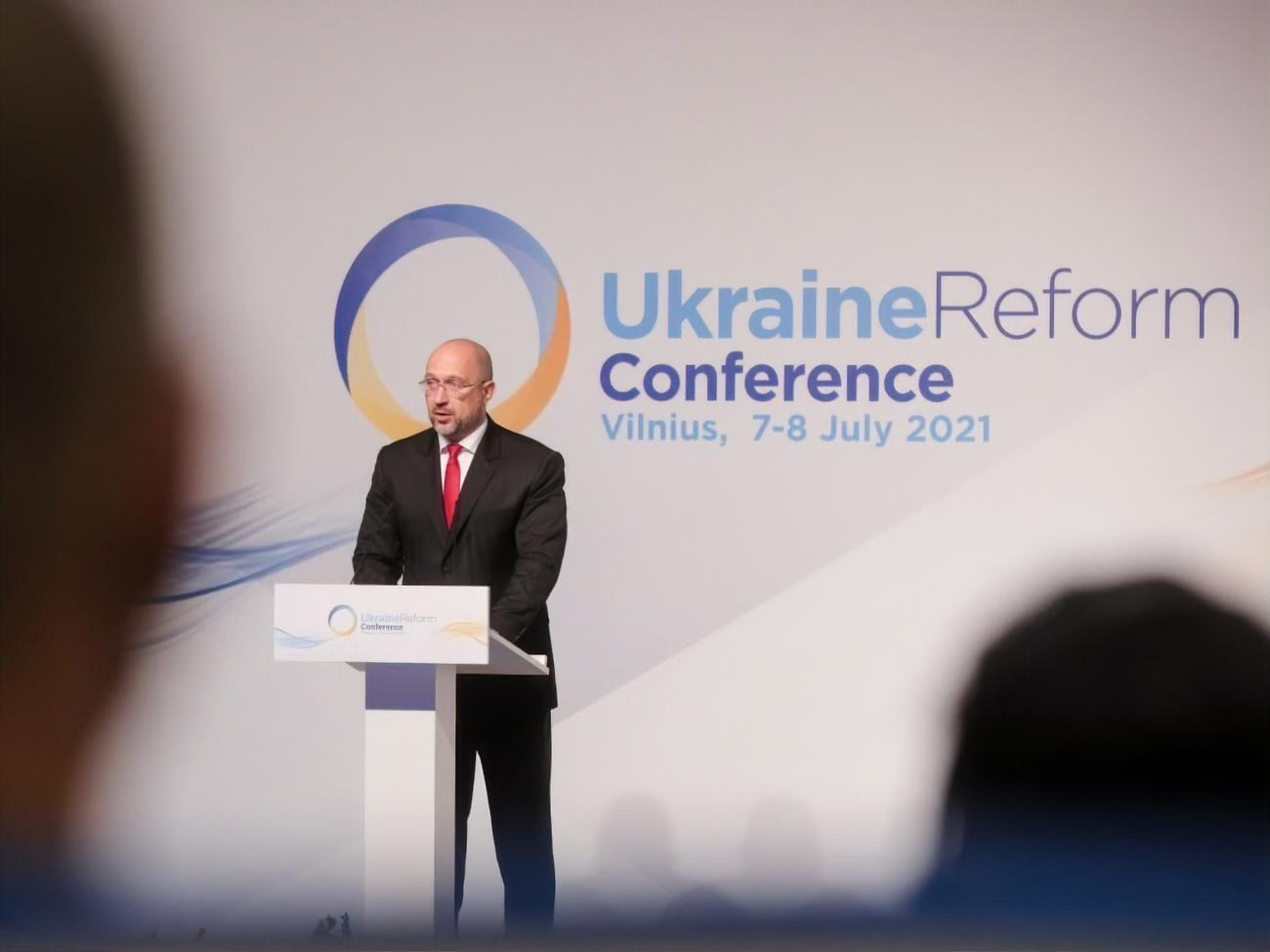 Шмыгаль подчеркнул, что, по оценкам Всемирного банка, снятие моратория на продажу земли приведет к увеличению ВВП Украины