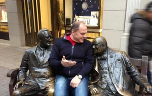 Кулиняк родился в 1969 году, по образованию он скрипач