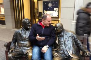 Кулиняк народився 1969 року, за освітою він скрипаль