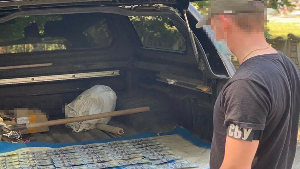 Правоохранители задержали одного из посредников при получении взятки в $6 тыс.