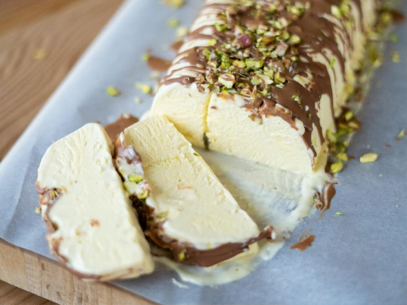 Мороженое можно украсить орехами