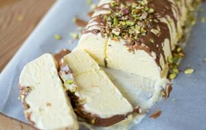 Мороженое можно украсить орехами