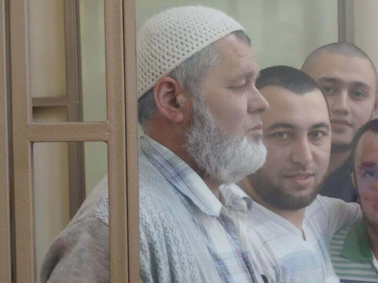 Под стражей Газиев (на фото крайний слева) находится с 2019 года