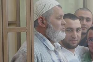 Под стражей Газиев (на фото крайний слева) находится с 2019 года