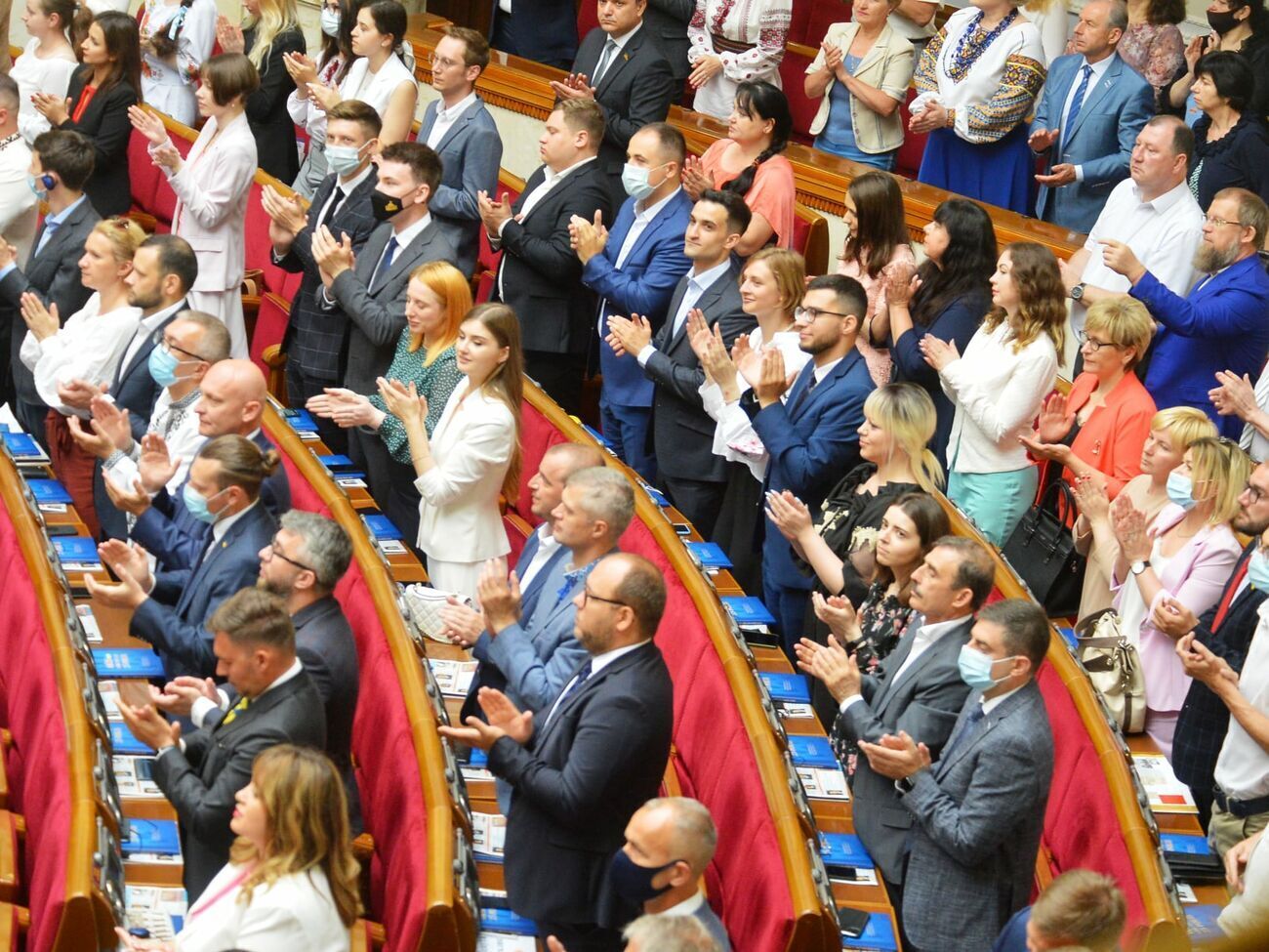 Согласно результатам опроса, в парламентском рейтинге лидирует "Слуга народа"