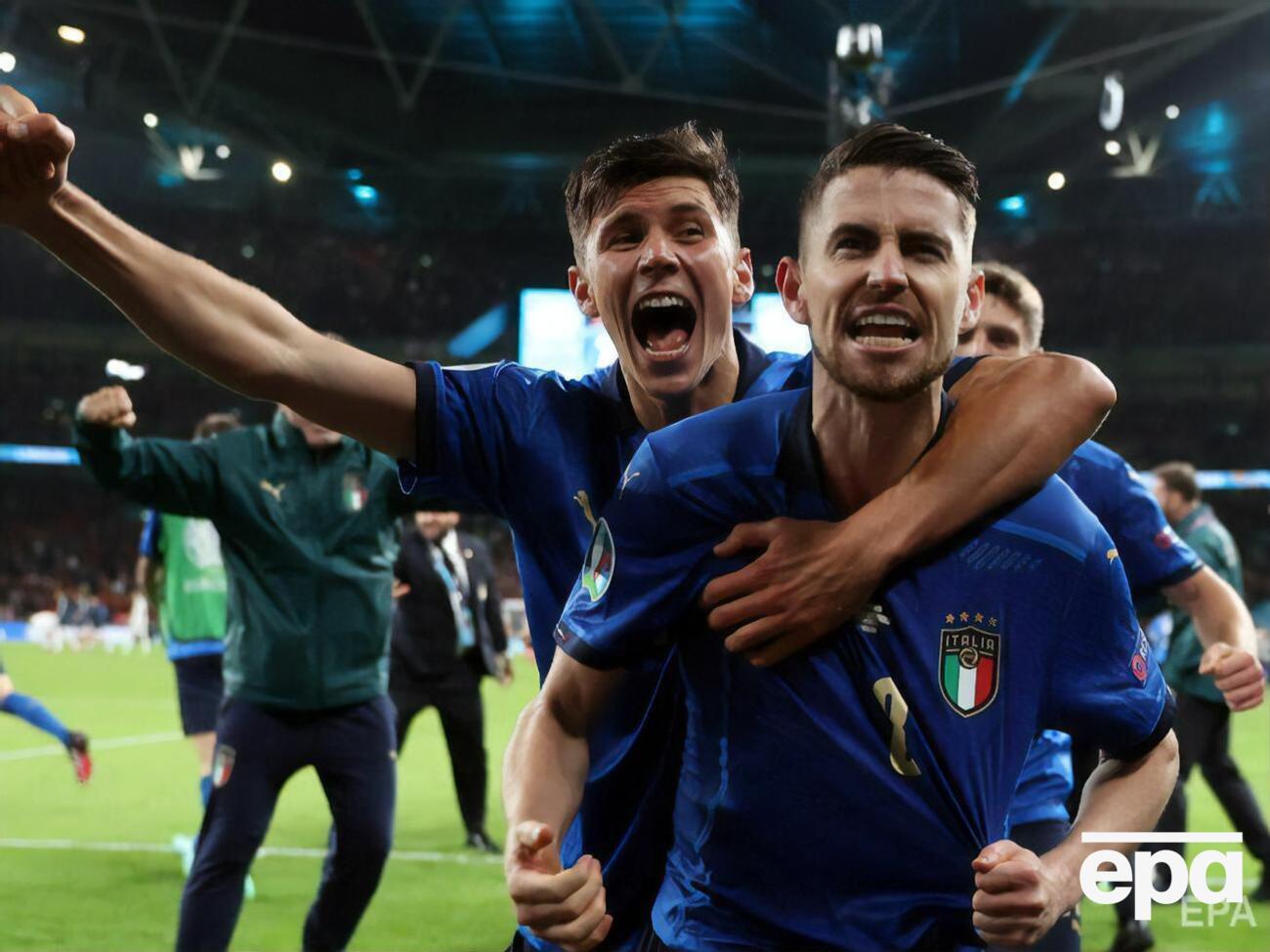 Решение изолировать сборную было принято в связи с тремя подтвержденными случаями коронавируса среди работников итальянских СМИ