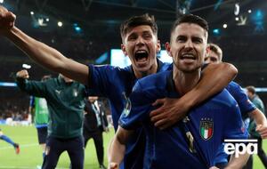 Решение изолировать сборную было принято в связи с тремя подтвержденными случаями коронавируса среди работников итальянских СМИ