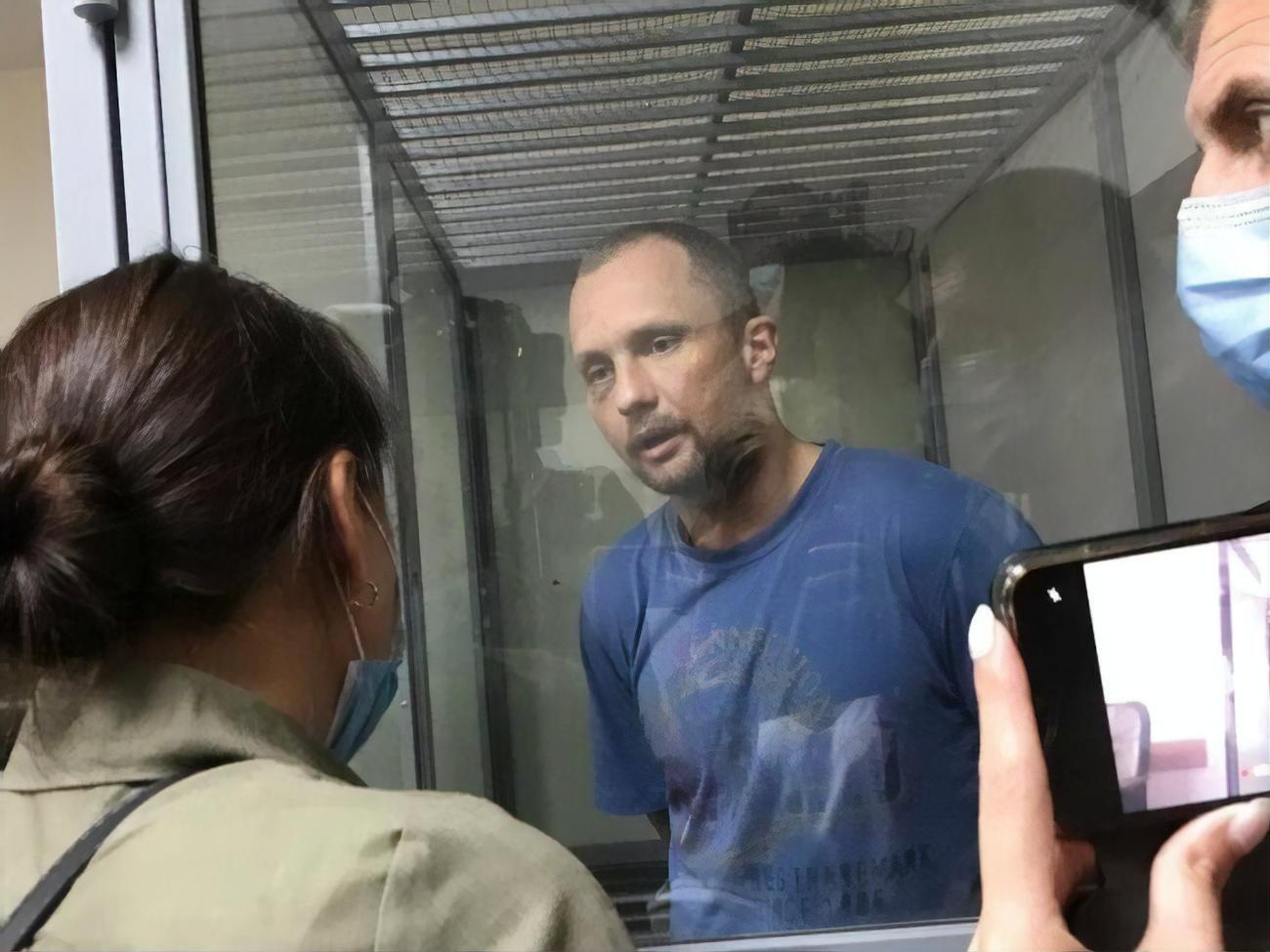 Арестованный Мартынюк сказал, что "был вынужден защищать свою жену и свое жилище с помощью оружия"