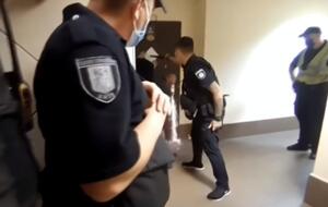 СМИ показали, как полицейский получил ранение