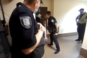 СМИ показали, как полицейский получил ранение