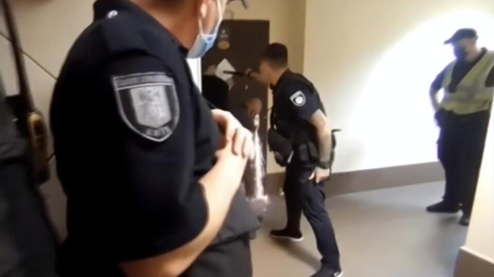 СМИ показали, как полицейский получил ранение
