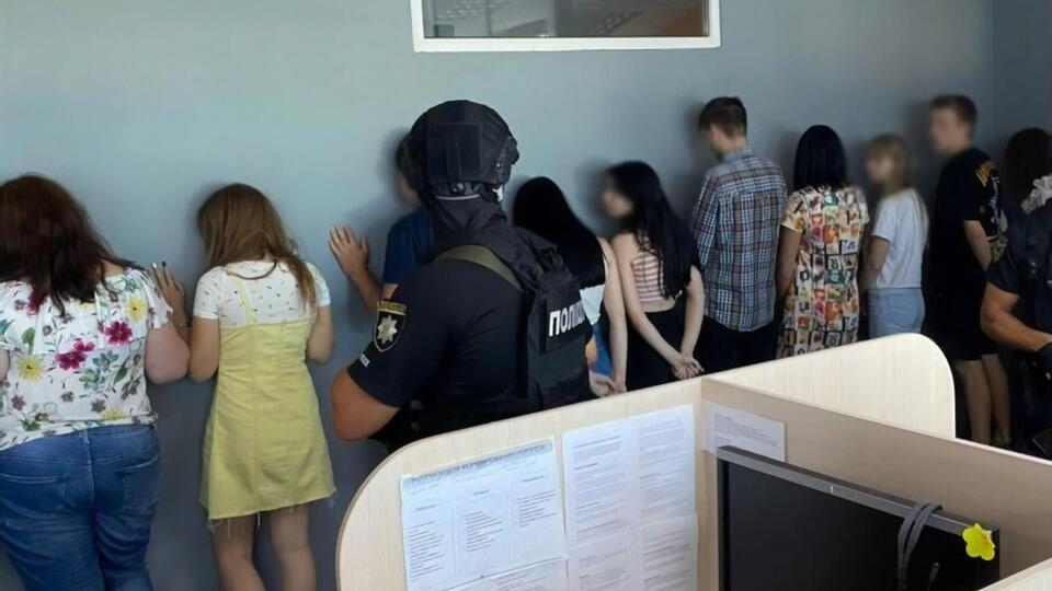 Правоохранители провели более двух десятков обысков